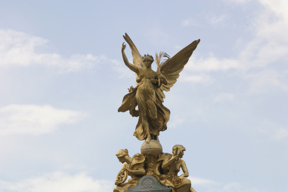 Statue outside of Buckingham Palace on The Mall