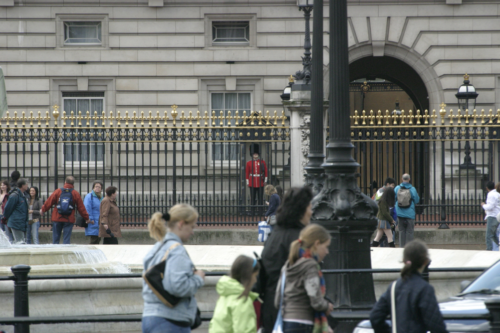 Guard and people outside of Buckingham Palace